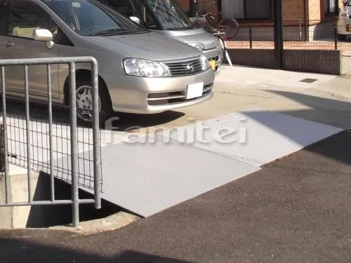 駐車場ガレージ 縞鋼板設置 溝蓋(みぞふた)