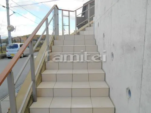 玄関アプローチ階段 床タイル貼り アイコットリョーワ マディソン300角 MD300S-A
