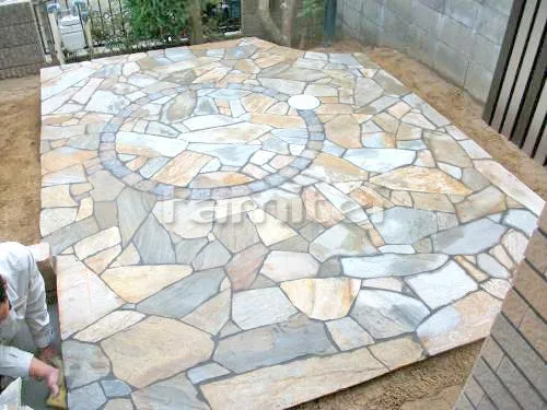お庭 床石貼り 乱形石 石英岩 ゴールデンイエロー サークルデザイン ピンコロ石