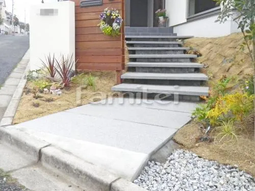 玄関アプローチ 浮遊階段（蹴込み階段） 床石貼り 平板敷き グレー
