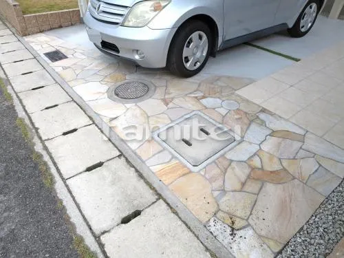 駐車場ガレージ床 土間コンクリート 本物そっくり人工芝目地 床石貼り 乱形石 石英岩 カナリアクォーツ