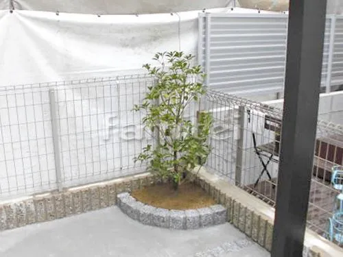 ピンコロ石花壇 白ミカゲ カーブ曲線デザイン 低木 植栽
