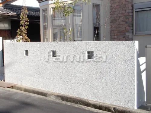 デザイン目隠し塀 塗り壁 エスケー化研 ベルアート塗装 こて仕様 トラバーチン仕上げ ガラスブロック