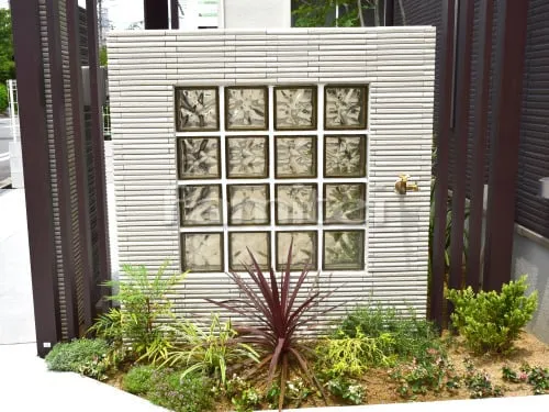 デザイン塀 壁タイル貼り LIXILリクシル はるかべくん 細割ボーダー ガラスブロック 下草 低木 植栽