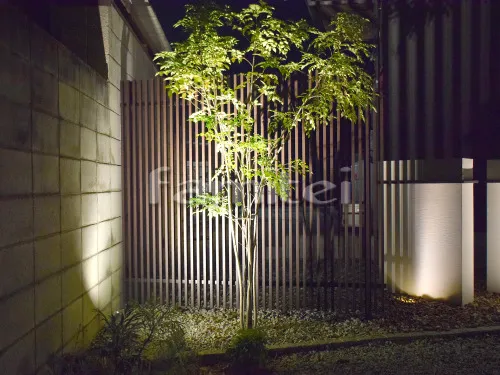 シンボルツリー シマトネリコ 常緑樹 植栽 木製調目隠しフェンス塀 LIXILリクシル プログコートフェンスF3型 格子材 照明 TAKASHOタカショー ガーデンアップライト オプティM型 ライティング