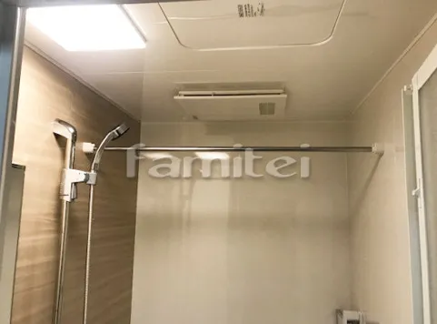 高光沢フラット天井 スクエア照明 浴室暖房乾燥機 ランドリーパイプ