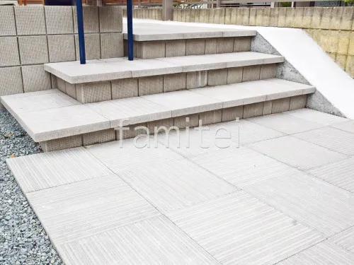 玄関アプローチ 浮遊階段（蹴込み階段） 床平板敷き ユニソン ベガスネオ400角 ブラウン