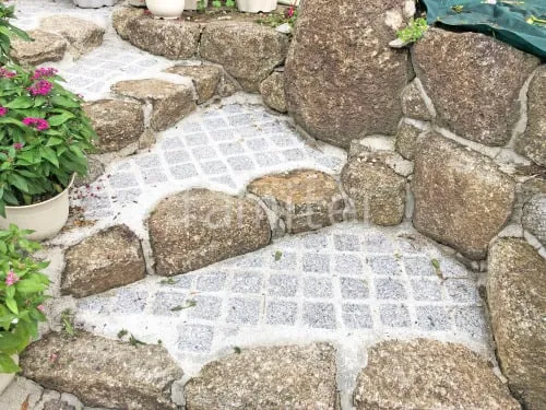 玄関アプローチ階段 ピンコロ石