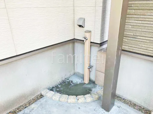 立水栓 ユニソン スプレスタンド60 蛇口2個付き ピンコロ囲い水受け(パン) 土間モルタル仕上げ 洗い場