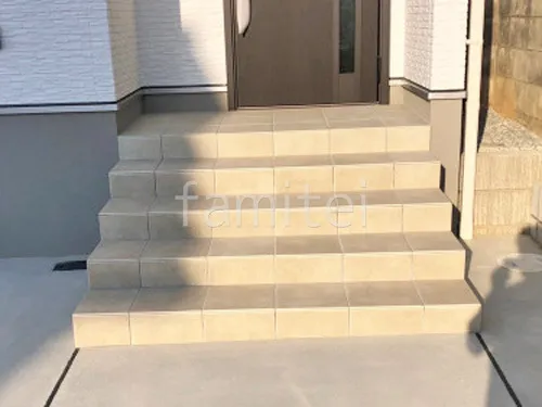 玄関アプローチ階段 床タイル貼り LIXIL フィオ