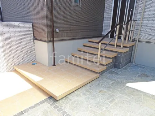 玄関アプローチ 浮遊階段（蹴込み階段） 床タイル貼り LIXIL グレイスランド