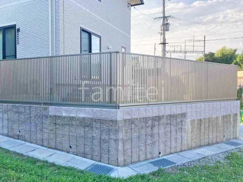 ブロック塀 （化粧ブロック） ユニソン シャモティ  アルミ形材 フェンス 三協アルミ レジリア TK2型 たて太格子 