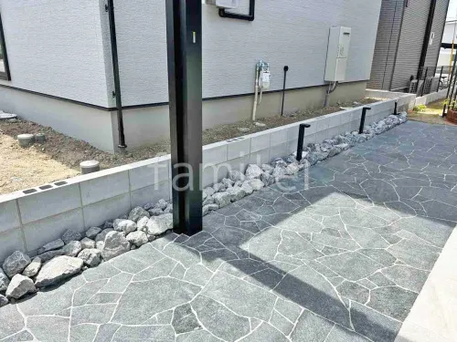 玄関アプローチ 床石貼り 乱形石 東洋工業 オークルストーン パールブラック