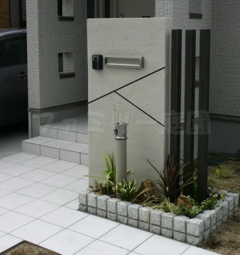 大和高田市　オープン外構　カーポート　機能門柱　タイルアプローチ　花壇