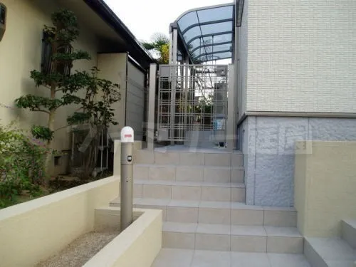 堺市　オープン外構　ガラスブロック門柱　カーポート2台用　門まわり　アプローチ　階段　花壇　シンボルツリー