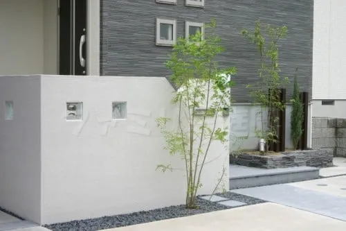 和泉市　オープン外構　シンプル　シンボルツリー　カーポート　シマトネリコ　花壇　角柱　モノクロ　白黒