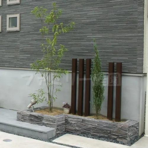 和泉市　オープン外構　シンプル　シンボルツリー　カーポート　シマトネリコ　花壇　角柱　モノクロ　白黒