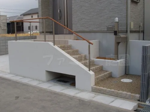 和泉市　高台　オープン外構　アプローチ階段　手すり　境界フェンス　勝手口門扉