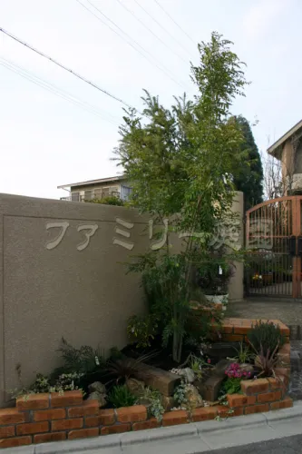 和泉市　リフォーム外構　レンガ花壇　門まわり　角柱　植栽