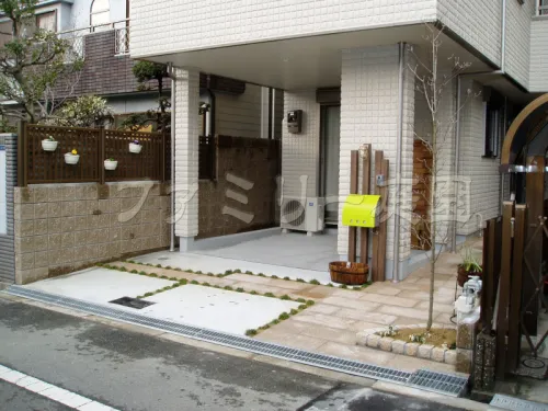 大阪市　オープン外構　アプローチ　石貼り　境界ブロック　機能門柱　デザイン土間コンクリート