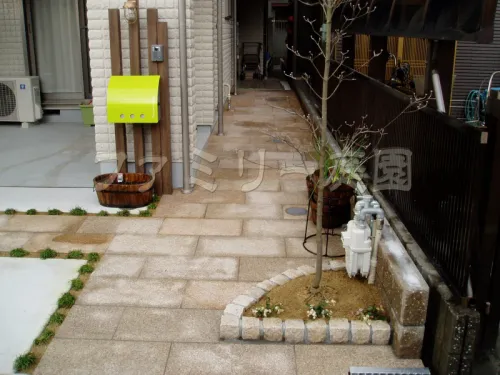大阪市　オープン外構　アプローチ　石貼り　境界ブロック　機能門柱　デザイン土間コンクリート