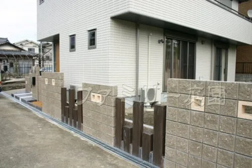 京都市 洋風外構　枕木　化粧ブロック門柱　アプローチ