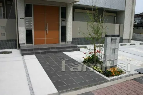 大阪市　オープン外構　シンプル　アプローチタイル貼り ソリッド門柱　ガラスブロック　花壇