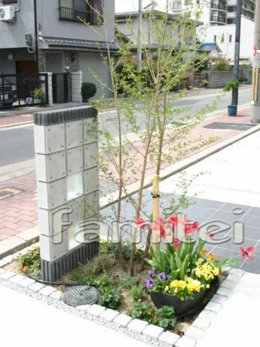 大阪市　オープン外構　シンプル　アプローチタイル貼り ソリッド門柱　ガラスブロック　花壇