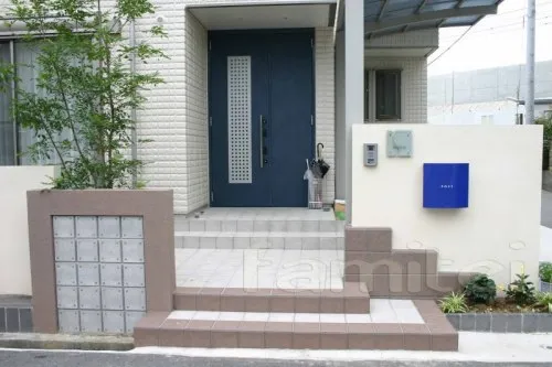 奈良市　オープン外構　ガラスブロック塀　アプローチ　シンプル門柱　サイクルポート