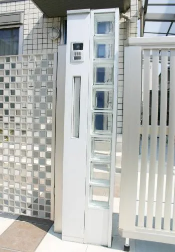 和歌山市　クローズ外構　目隠しフェンス　ガラスブロック機能門柱