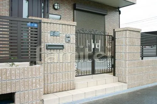 尼崎市　クローズ外構　ブロック門柱　境界フェンス　鋳物門扉　目隠しフェンス