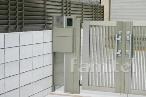 大阪市のシンプルクローズ外構　機能門柱　ガレージ　コンクリート