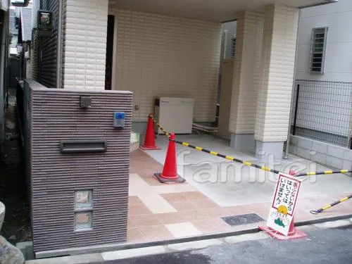 大阪市のオープン外構　ガラスブロック門柱　タイル塀