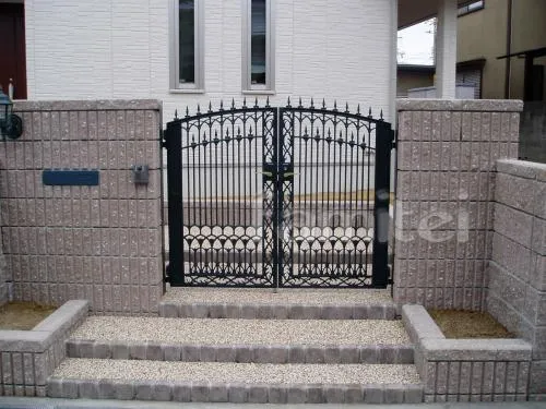 藤井寺市で化粧ブロック塀のクローズ外構　カーポート　伸縮ゲート