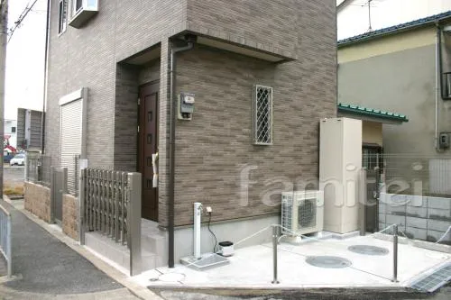 泉佐野市のバリカーポール車庫のセミクローズ外構　伸縮門扉　