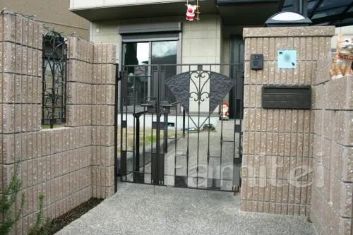 神戸市で化粧ブロック塀のリフォーム外構　鋳物門扉　化粧ブロック