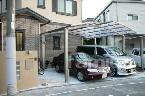 堺市でガラスブロック門柱のあるオープン外構　カーポート　特殊テラス屋根