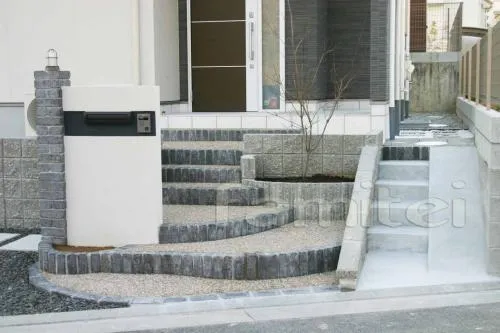 生駒市のオープン外構　アプローチ階段とレンガ門柱