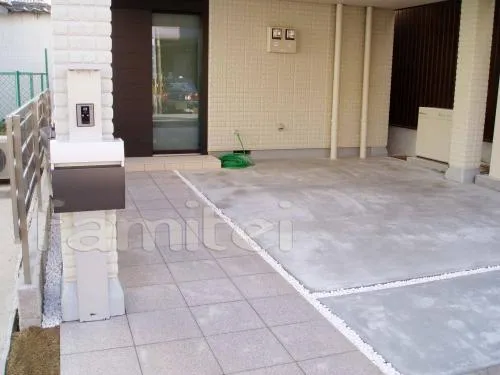 大阪市シンプルオープン外構　アプローチタイル貼　機能門柱　境界フェンス