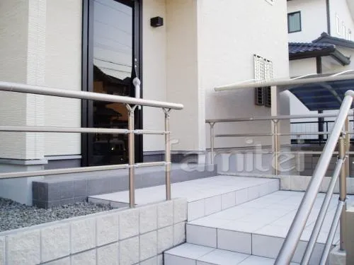 和泉市のオープン外構　アプローチ階段手摺　カーポート