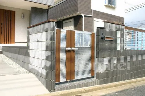 奈良市のシンプルモダン・セミクローズ外構　化粧ブロック：ソリッドストーン（東洋工業）