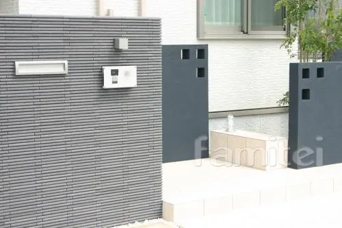 和歌山市のモノトーンオープン外構　門まわり　角柱　タイルデッキ