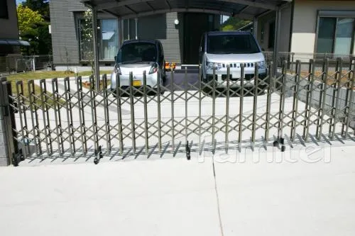 和歌山市のクローズ外構　：伸縮門扉 傾斜地 カーポート