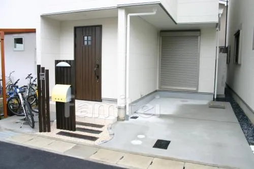 京都市のオープン外構　柱無しベランダ屋根2F　アプローチ 枕木調コンクリ床材