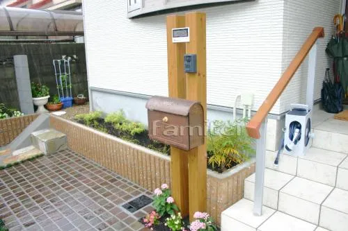 宝塚市のオープンナチュラル外構　木製機能門柱　郵便ポスト
