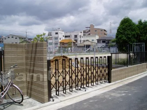 堺市のクローズ外構　化粧ブロック門柱　カーポート　物置　