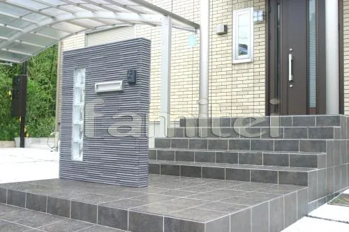 海南市のシンプル外構　 アプローチ タイル貼　 ガラスブロック門柱　郵便ポスト　カーポート