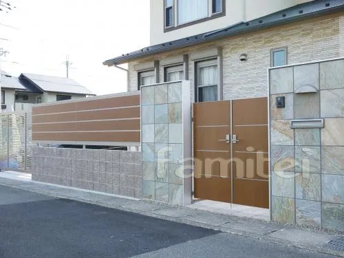 京都市の新築外構　目隠しフェンス塀　石門柱　引戸門扉