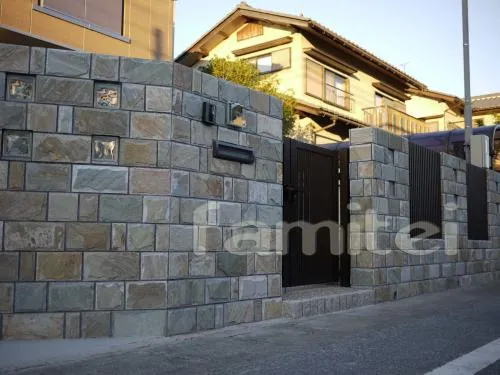 彦根市の新築外構　石材タイル塀　門扉　カーポート