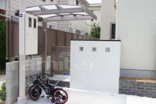 堺市のオープン外構　アプローチタイル貼　自転車バイク屋根　カーポート　テラス屋根